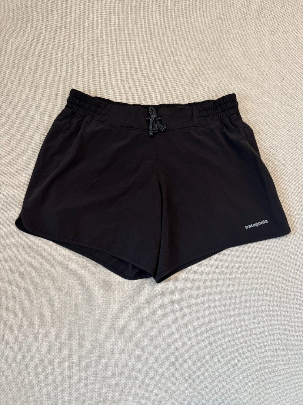PATAGONIA  Women's Nine Trails 6" Short - Size Medium in Black